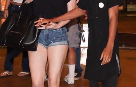 Кэлие Женнер найз залуу Жаден Смитээ эгч Кимдээ танилцуулжээ